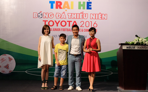 Huấn luyện viên Nguyễn Hồng Sơn và các thành viên tham gia chương trình truyền hình “Khi trái bóng lăn” lần đầu tiên được tổ chức.<br>