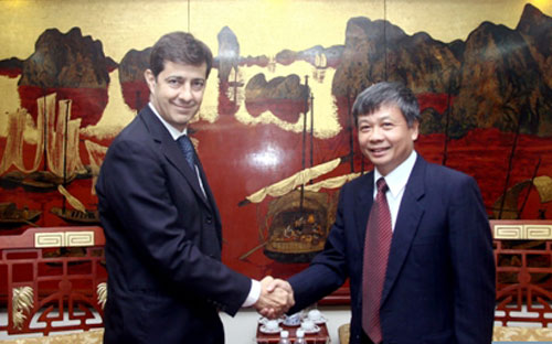Đại sứ Fernando Curcio và Thứ trưởng Nguyễn Thế Phương tại cuộc hội đàm.<br>