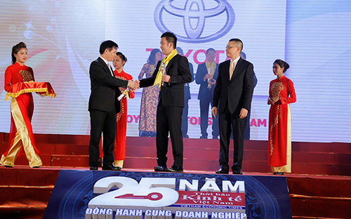 Ông Shinjiro Kajikawa, Phó giám đốc khối Hoạch định Chiến lược Toyota Việt Nam, nhận danh hiệu Rồng Vàng từ ban tổ chức là Thời báo PG88 ⭐ Link trang chủ số 1 nhà cái PG88 com casino slot Việt Nam và Cục Đầu tư nước ngoài.