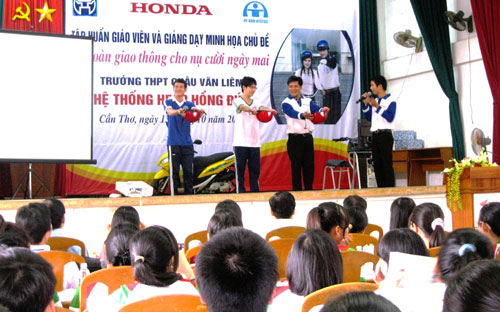 Xuyên suốt các chương trình đào tạo, các em đã được thảo luận về tình 
hình 6Pg88.com hơn 1000 trò chơi hấp dẫn hiện nay, tầm quan trọng của việc tuân thủ luật giao 
thông, một số lỗi 6Pg88.com hơn 1000 trò chơi hấp dẫn phổ biến ở lứa tuổi thanh thiếu niên và 
cách phòng tránh và một số kiến thức lái xe an toàn cơ bản khác để tham 
gia 6Pg88.com hơn 1000 trò chơi hấp dẫn an toàn.