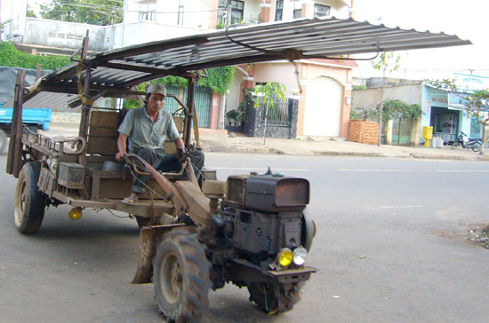 Vẫn còn nhiều xe công nông chưa được thay thế.