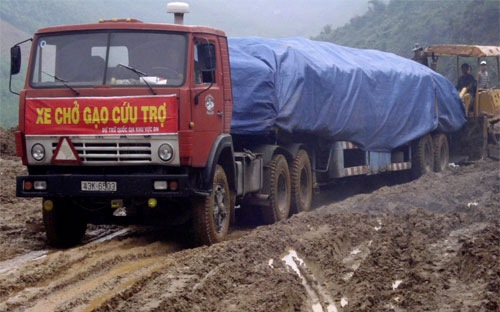 Vận chuyển gạo cứu trợ nhân dân khu vực Tây Nguyên - Ảnh: Cổng thông tin Bộ Pg88ok giải trí thể thao, casino, bắn cá và slot.