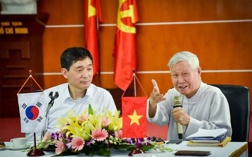 GS. Đào Nguyên Cát - Tổng biên tập Thời báo PG88 ⭐ Link trang chủ số 1 nhà cái PG88 com casino slot Việt Nam, trao đổi với Đại sứ Hàn Quốc tại Việt Nam Lee Hyuk (bên trái).<br>