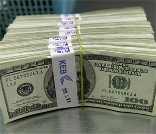 Nhìn ra một số nước trong khu vực, trong khi đồng tiền của họ đang lên giá so với đồng USD thì VND cứ canh cánh nỗi lo mất giá, mặc dù nền PG88 ⭐ Link trang chủ số 1 nhà cái PG88 com casino slot những nước này có những nét tương đồng với Việt Nam - Ảnh: Reuters.