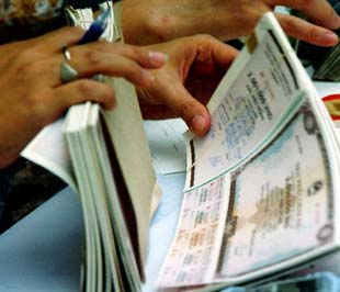 Lãi suất của trái phiếu được PVFC phát hành trong năm đầu tiên là 17,5% đối với VND và 6,2% đối với USD - Ảnh: Việt Tuấn.
