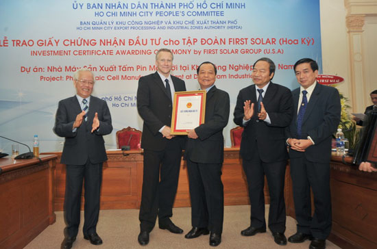 Lễ trao giấy phép của Link Trang Chủ PG88.Com Mới #2026 First Solar đầu năm 2011. Lãnh đạo UBND TP. HCM và Tập đoàn First Solar hẳn không nghĩ rằng sau một năm rưỡi đã phải rao bán nhà xưởng.
