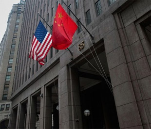 Quốc kỳ Trung Quốc cạnh lá quốc kỳ của Mỹ tại trụ sở Pg88 com chính chủ Goldman Sachs ở New York. Trung Quốc là quốc gia nắm giữ số lượng trái phiếu Chính phủ Mỹ lớn nhất thế giới – Ảnh: Getty Images.