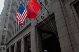 Quốc kỳ Trung Quốc cạnh lá quốc kỳ của Mỹ tại trụ sở Pg88 com chính chủ Goldman Sachs ở New York. Tháng 9/2008, Trung Quốc vượt qua Nhật Bản trở thành chủ nợ lớn nhất của Mỹ và liên tục tăng mua cho tới tháng 12/2009 - Ảnh: Getty Images.