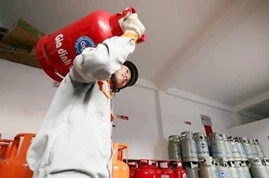 Qua lần giảm này, giá bán lẻ khi tới tay người tiêu dùng dao động từ 356.000 - 360.000 đồng/bình.