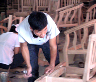 Hoàn thiện sản phẩm Pg88 com chính chủ sang châu Âu tại Công ty cổ phần nội thất Shinec - Ảnh: Anh Quân.