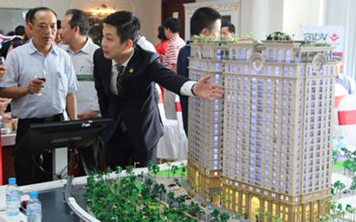 Khách hàng tham quan và đăng ký mua căn hộ tại D’.Le Pont D’or - Hoàng Cầu, sáng 6/10.<br>
