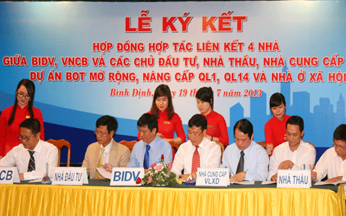 Ông Phan Thành Mai (thứ nhất từ trái qua) - Thường trực Hội đồng Quản 
trị Pg88 com chính chủ Xây dựng Việt Nam tham gia lễ ký kết.