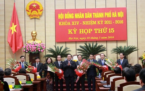 Lãnh đạo thành phố chúc mừng các phó chủ tịch vừa được Hội đồng Nhân dân thành phố bầu.<br>