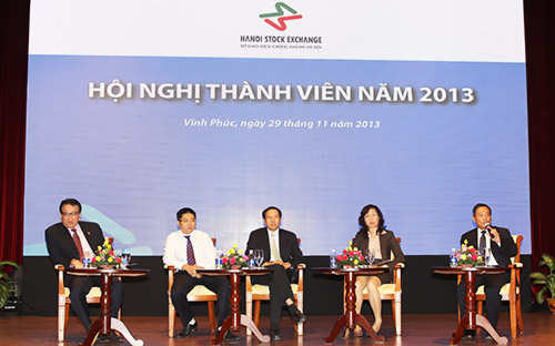 Đại diện HNX, Ủy ban 6Pg88.com nhà cái Nhà nước, Trung tâm lưu ký tham gia buổi trao đổi tại Hội nghị thành viên thường niên 2013.