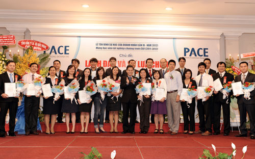 Học viên chương trình CEO tại lễ tôn vinh sự học của doanh nhân lần thứ IX(2012) của trường PACE.
