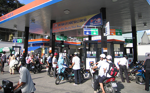 Giá xăng tăng liên tiếp trong quý 3/2012 đã tác động tới tâm lý tiêu dùng của người dân.<br>