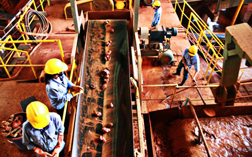 Mẻ alumina đầu tiên vừa được ra lò vào trung tuần tháng 12/2012.<br>