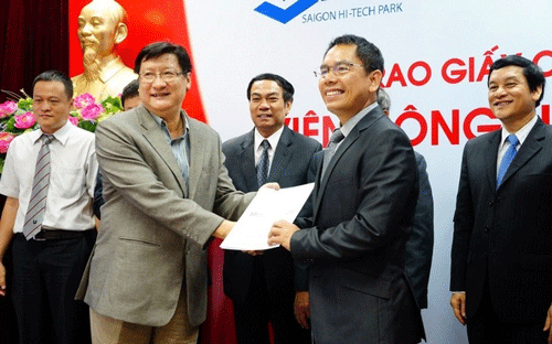 Ông Hồ Đắc Lộc, Hiệu trưởng nhà trường nhận giấy chứng nhận đầu tư Link Trang Chủ PG88.Com Mới #2026 Viện Link Đăng Nhập PG88 Chính Thức 2026; cao HUTECH.