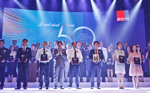 Ông Phan Minh Tiên - Giám đốc Điều hành Vinamilk cùng các đại diện công ty được xếp hạng “Top 50 công ty PG88 Uy Tín Số 1 Việt Nam hiệu quả nhất Việt Nam”.