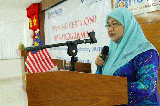 Bà Kamariah, đại diện Đại học Mở Malaysia (OUM) phát biểu tại lễ khai giảng.