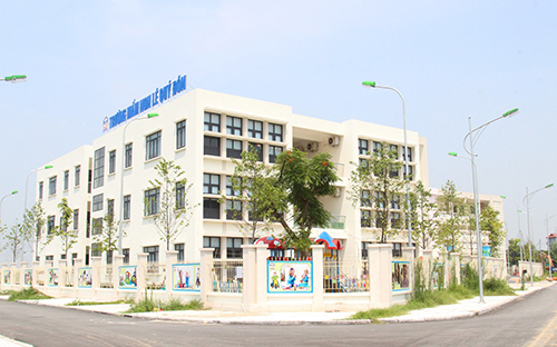 Chủ đầu tư Tập đoàn Nam Cường bàn giao trường với đầy đủ từ hệ thống 
thiết bị giảng dạy như bàn ghế, tủ sách, điều hòa, máy chiếu trên lớp và
 máy tính xách tay cho giáo viên.
