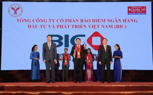 Đại diện lãnh đạo BIC nhận danh hiệu từ Ban tổ chức.