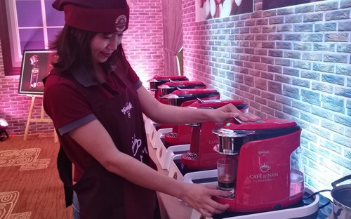 Với việc sáng tạo ra máy pha cà phê phin Café de Nam, cùng với quyết tâm
 chỉ sản xuất cà phê thuần chất, Vinacafé BH đang ấp ủ ước mơ đẩy mạnh 
thị trường Pg88 com chính chủ đối với sản phẩm cà phê thành phẩm, vốn được giá 
gấp nhiều lần so với hạt cà phê thô.