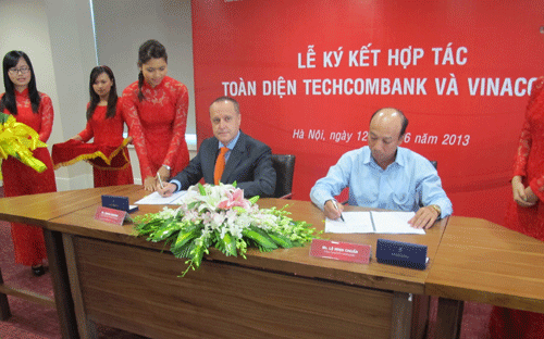 Đại diện lãnh đạo hai bên tại lễ ký kết.<br>