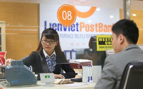 Khách hàng giao dịch tại LienVietPostBank. <b></b><i></i><u></u><sub></sub><sup></sup><strike></strike><br>