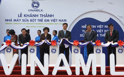 Thủ tướng Nguyễn Tấn Dũng cắt băng khánh thành Nhà máy sữa bột trẻ em Việt Nam.<br>