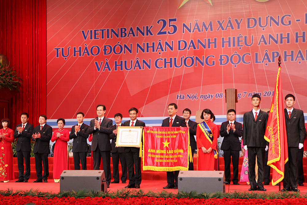 Trong lễ kỷ niệm 25 năm xây dựng - PG88 hơn 2,1 triệu thành viên, VietinBank vinh dự đón 
nhận 2 danh hiệu và phần thưởng cao quý đó là danh hiệu Anh hùng Lao 
động và Huân chương Độc lập hạng Nhất.