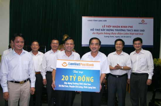 TS.Nguyễn Đức Hưởng, Phó Chủ tịch Hội đồng Quản trị Pg88 com chính chủ Bưu điện Liên Việt trao tặng biểu trưng cho lãnh đạo Tỉnh Lạng Sơn.