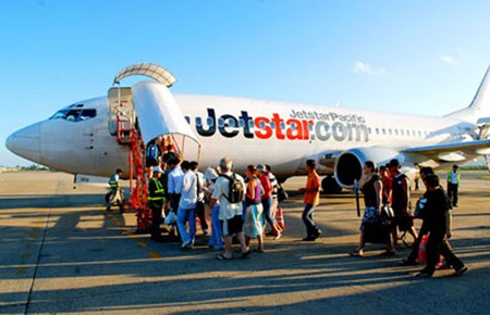 Từ 18h hôm nay (22/5), Jetstar Pacific sẽ bán vé máy bay giá rẻ từ 350 nghìn đồng/chặng cho đường bay giữa Tp.HCM và Đà Nẵng, các đường bay giữa Tp.HCM và Hà Nội, Vinh, Hải Phòng có giá từ 650 nghìn đồng/chặng.