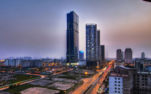 Từ nhiều năm trước, toà Keangnam Landmark với 72 tầng thương mại 
và 48 tầng căn hộ cũng từng gây xôn xao và trở thành tâm điểm 
của giới “lắm tiền nhiều của” ở Việt Nam. 