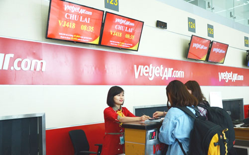 Vietjet cam kết luôn mang đến cho hành khách trải nghiệm bay thú vị cùng cơ hội sở hữu vé máy bay giá hấp dẫn, những quà tặng bất ngờ từ các chương trình giờ vàng khuyến mãi mỗi ngày.