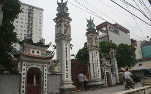 Đền Dục Anh trong làng Hòa Mục.