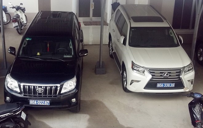 Chiếc xe Lexus màu trắng - một trong hai chiếc xe 6Pg88.con độc quyền mỗi ngày tặng tỉnh Cà Mau.<br>