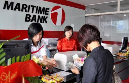 Giao dịch tại Maritime Bank.