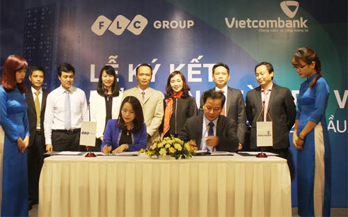 Bà Hương Trần Kiều Dung - Tổng giám đốc Tập đoàn FLC và ông Nguyễn Việt Cường - Giám đốc Vietcombank Ba Đình ký hợp đồng tài trợ vốn.