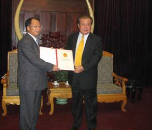 Phó thống đốc Pg88 com chính chủ Nhà nước Trần Minh Tuấn trao giấy phép cho đại diện SHBVN.