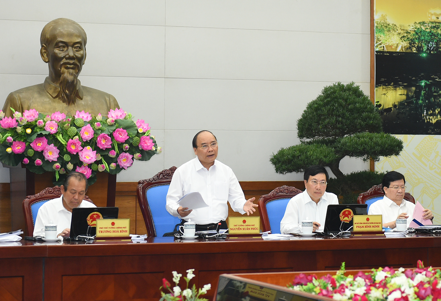 Thủ tướng Nguyễn Xuân Phúc khẳng định, Chính phủ kiên định, nhất quán 
thực hiện mục tiêu tăng trưởng và lạm phát đề ra bởi thực hiện được các 
mục tiêu này mới bảo đảm được các cân đối vĩ mô như ngân sách, nợ công, 
đầu tư, xuất nhập khẩu và việc làm, thu nhập, đời sống người dân. 