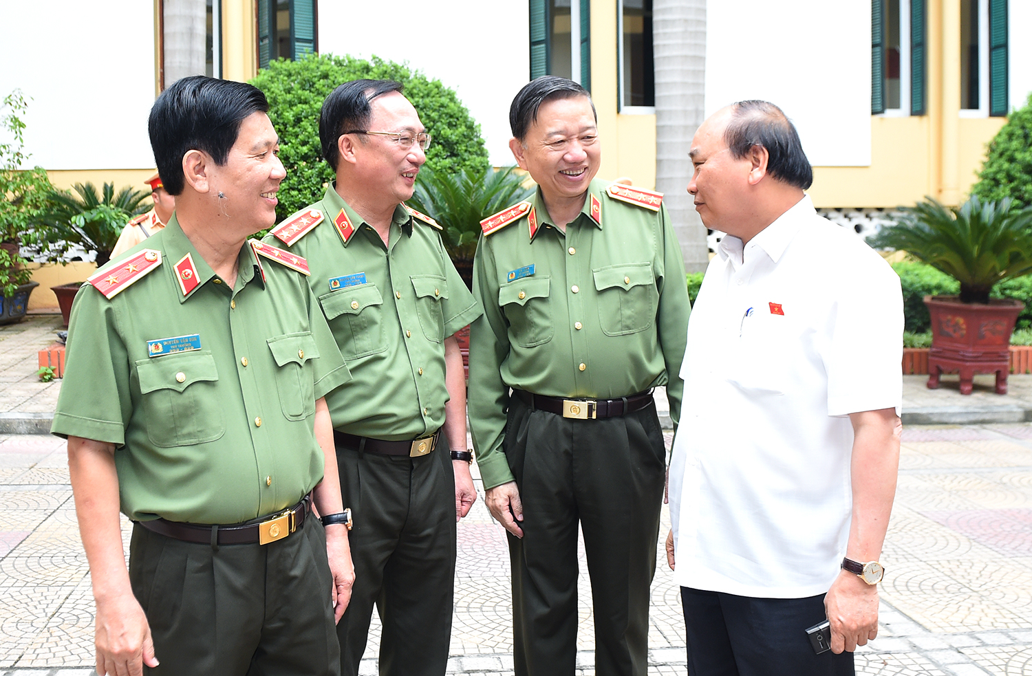 Thủ tướng Nguyễn Xuân Phúc trao đổi với lãnh đạo Bộ Công an bên lề hội nghị ngày 25/5.<br>