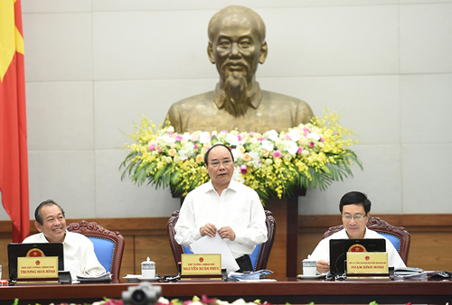 Đối với những vấn đề của năm 2017, Thủ tướng yêu cầu các bộ ngành bắt tay ngay vào chuẩn bị từ bây giờ, không được để ăn Tết xong mới làm.<br>