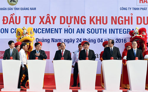 Thủ tướng Nguyễn Xuân Phúc cùng lãnh đạo các bộ ngành, chủ đầu tư bấm nút khởi công dự án ngày 24/4.<br>