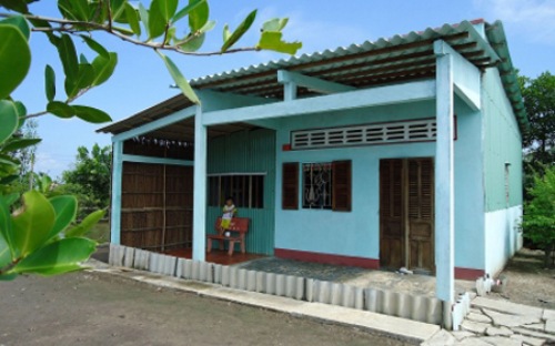Mức hỗ trợ cho trường hợp xây mới nhà ở là 40 triệu đồng/hộ; 
cho trường hợp sửa chữa khung, tường và thay mới mái nhà ở là
 20 triệu đồng/hộ.