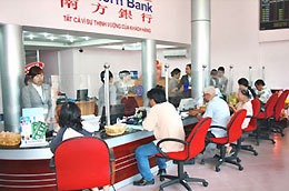 Khách hàng giao dịch tại SouthernBank.