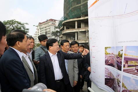 Phó thủ tướng Trịnh Đình Dũng yêu cầu việc thay đê phải đảm bảo an toàn tuyệt đối cho người dân.<br>