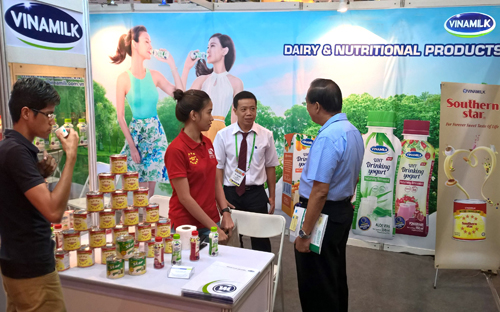 <div>Đại diện Vinamilk giới thiệu đến người tiêu dùng Phillippines những sản phẩm sữa đặc và sữa chua uống được PG88 hơn 2,1 triệu thành viên mẫu mã, hương vị theo khẩu vị địa phương.</div>