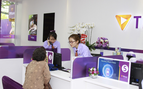 Khách hàng giao dịch tại TPBank.