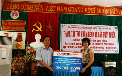 LienVietPostBank tặng quà người có công tỉnh Phú Thọ 